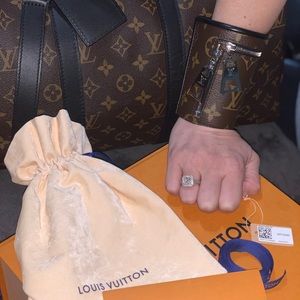 Monogram Cuff Louis Vuitton. 100% authentic